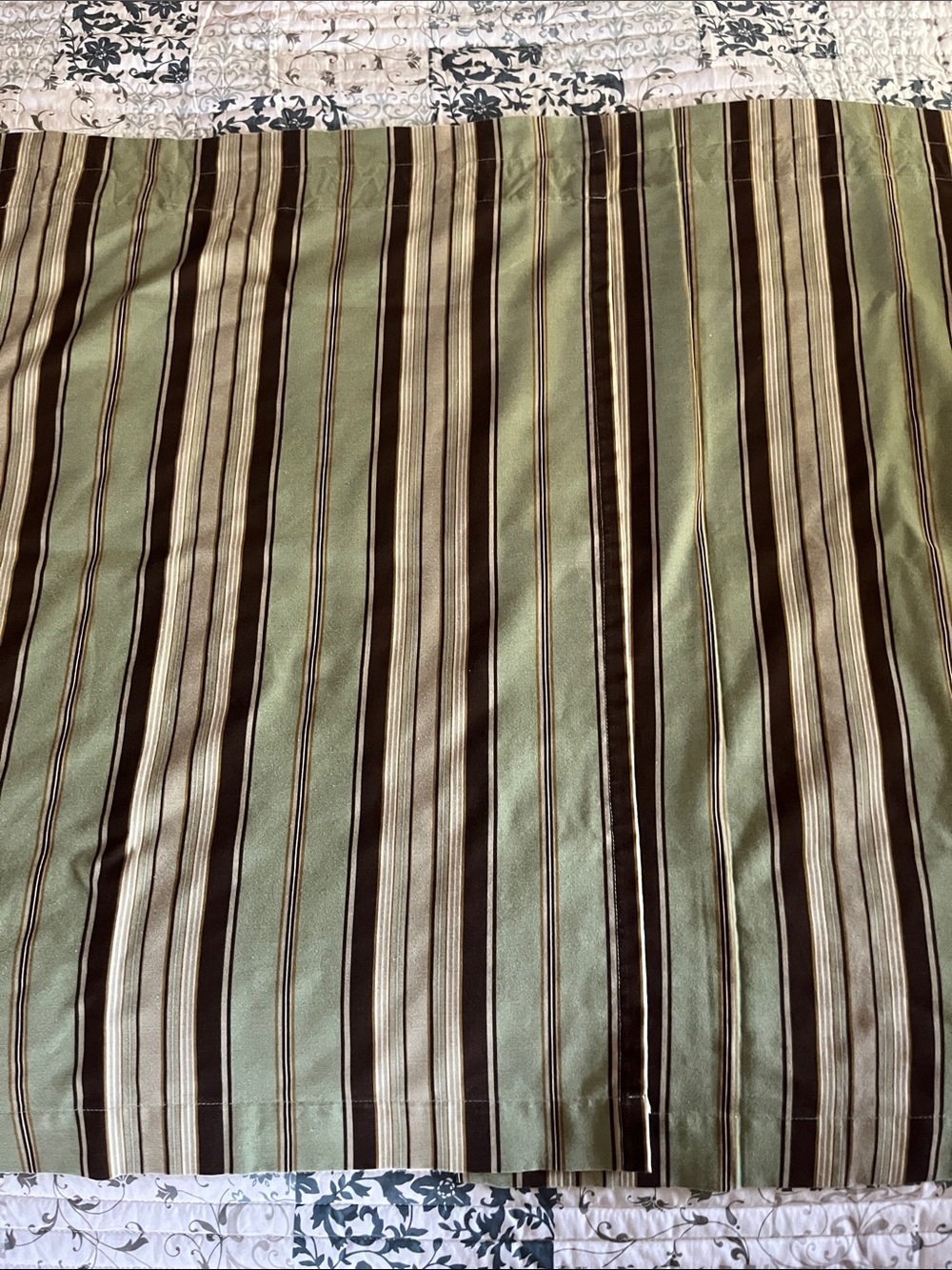 Short Panel Curtain 28w x 35L there is one set.
